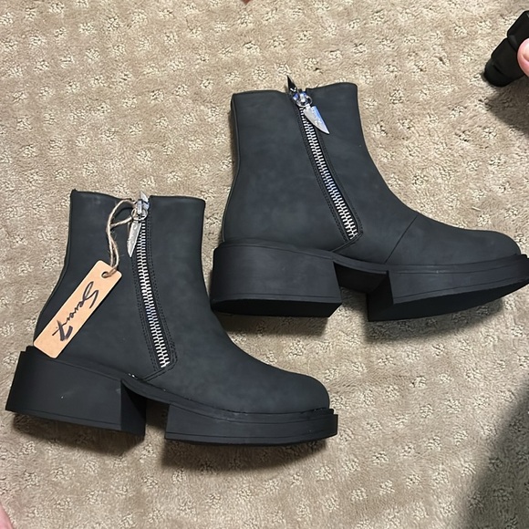 SEVEN7 Women's Vault Chink Black Boots with Zippers - Picture 1 of 9